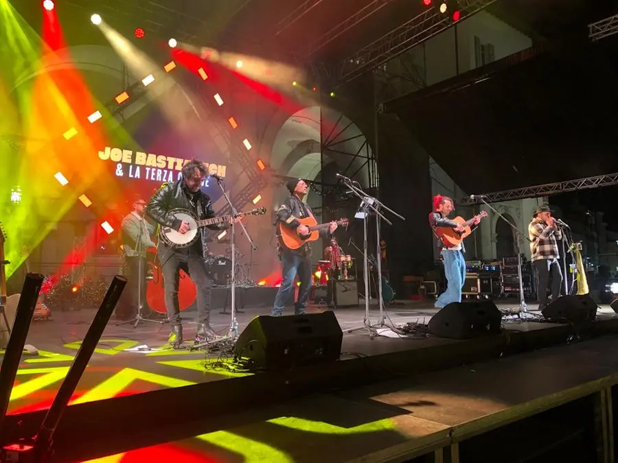 Joe Bastianich e la band il Terzo Tempo in Piazza Loggia