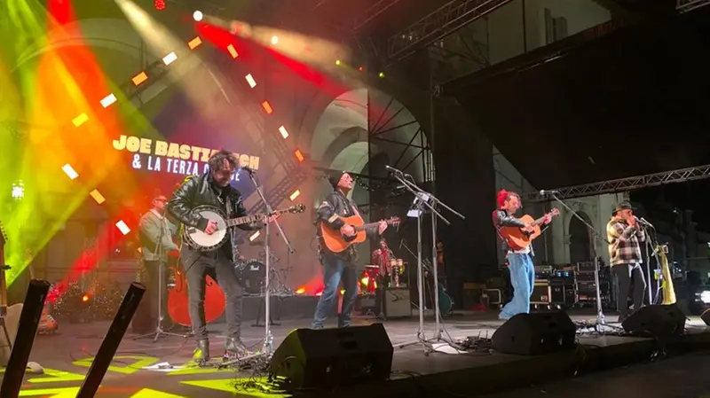 Joe Bastianich e la band il Terzo Tempo in Piazza Loggia