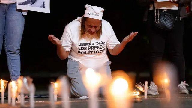 epaselect epa11783215 A woman participates in a vigil for political prisoners at the Central University of Venezuela (UCV) in Caracas, Venezuela, 17 December 2024. Venezuelan families gathered to hold a prayer vigil for the three 'political prisoners' who died in state custody and also to ask for the release of those who remain in jail. EPA/Ronald Pena R