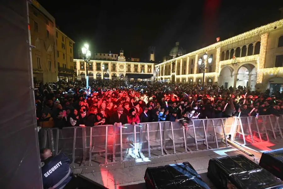 Capodanno 2025: gli auguri con la sindaca e l'esibizione di Bastianich