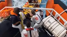 (FRAME DA VIDEO GUARDIA COSTIERA) L'intervento di soccorso della Guardia Costiera a seguito del naufragio di un barcone carico di migranti, 04 settembre 2024. La barca, con a bordo 28 persone, si è capovolta dopo circa un giorno di navigazione, quindi ancora in acque territoriali libiche. I 7 superstiti sono stati per tre giorni alla deriva, sul natante capovolto, fino a quando non sono stati intercettati e salvati dai militari della motovedetta Cp 324 della guardia costiera in acque territoriali italiane. A ricostruire il viaggio che si è trasformato in tragedia sono stati i sopravvissuti, tutti siriani. I 7, che vengono ascoltati adesso dai poliziotti della squadra mobile della questura di Agrigento presenti all'hotspot di Lampedusa, hanno riferito di essere partiti da Sabratah, in Libia, alle ore 16 di domenica. A loro dire, sul natante vi sarebbero stati soltanto sudanesi e siriani, tra cui 3 bambini. ANSA/ GUARDIA COSTIERA +++ ANSA PROVIDES ACCESS TO THIS HANDOUT PHOTO TO BE USED SOLELY TO ILLUSTRATE NEWS REPORTING OR COMMENTARY ON THE FACTS OR EVENTS DEPICTED IN THIS IMAGE; NO ARCHIVING; NO LICENSING +++ NPK +++