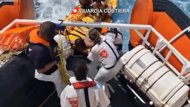 (FRAME DA VIDEO GUARDIA COSTIERA) L'intervento di soccorso della Guardia Costiera a seguito del naufragio di un barcone carico di migranti, 04 settembre 2024. La barca, con a bordo 28 persone, si è capovolta dopo circa un giorno di navigazione, quindi ancora in acque territoriali libiche. I 7 superstiti sono stati per tre giorni alla deriva, sul natante capovolto, fino a quando non sono stati intercettati e salvati dai militari della motovedetta Cp 324 della guardia costiera in acque territoriali italiane. A ricostruire il viaggio che si è trasformato in tragedia sono stati i sopravvissuti, tutti siriani. I 7, che vengono ascoltati adesso dai poliziotti della squadra mobile della questura di Agrigento presenti all'hotspot di Lampedusa, hanno riferito di essere partiti da Sabratah, in Libia, alle ore 16 di domenica. A loro dire, sul natante vi sarebbero stati soltanto sudanesi e siriani, tra cui 3 bambini. ANSA/ GUARDIA COSTIERA +++ ANSA PROVIDES ACCESS TO THIS HANDOUT PHOTO TO BE USED SOLELY TO ILLUSTRATE NEWS REPORTING OR COMMENTARY ON THE FACTS OR EVENTS DEPICTED IN THIS IMAGE; NO ARCHIVING; NO LICENSING +++ NPK +++