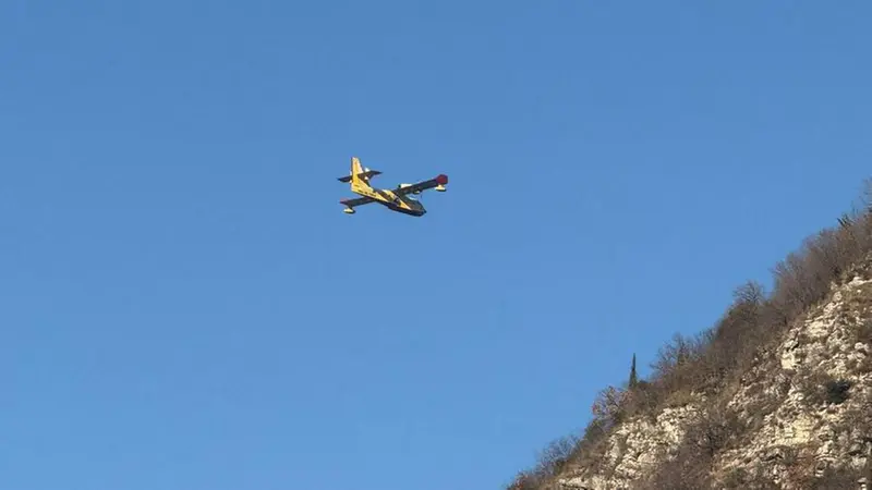 Canadair in volo verso Losine - © www.giornaledibrescia.it