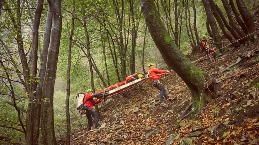 Gli uomini del Soccorso alpino durante il recupero di una persona in difficoltà e infortunata