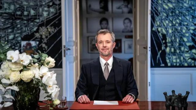 epa11800247 Denmark's King Frederik X looks on after delivering the New Year's speech at the Frederik VIII's Palace at Amalienborg, the official residence of the Danish royal family, in Copenhagen, Denmark, 31 December 2024. EPA/IDA MARIE ODGAARD DENMARK OUT