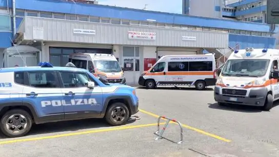 Pronto soccorso ospedale Lamezia Terme con auto della polizia e ambulanze