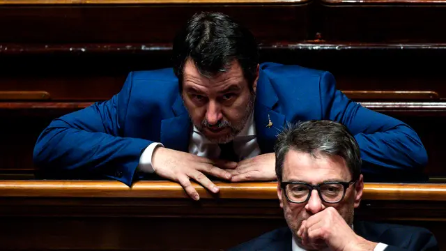 Il ministro delle Infrastrutture e Trasporti Matteo Salvini con Il ministro dell'Economia Giancarlo Giorgetti (D) in aula al Senato durante il Voto sulla Fiducia posta dal Governo sulla Manovra Economica per la legge del Bilancio di previsione dello Stato per l’Anno finanziario 2025 e Bilancio Pluriennale per il triennio 2025-2027, Roma, 28 dicembre 2024. ANSA/ANGELO CARCONI