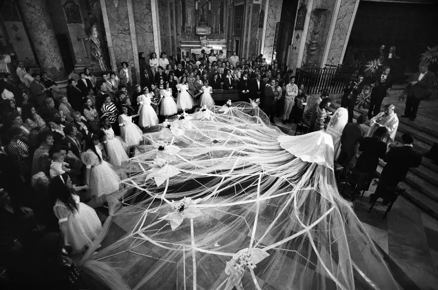 Il matrimonio di Maria Rosaria Lembo, la quale indossa un abito dello stilista Gianni Molaro dal peso di 218 Kg. per 14 m di diametro. _ The wedding of Maria Rosaria Lembo, who wears a dress by the designer Gianni Molaro weighing 218 kg for 14 m in diameter