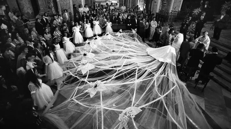 Il matrimonio di Maria Rosaria Lembo, la quale indossa un abito dello stilista Gianni Molaro dal peso di 218 Kg. per 14 m di diametro. _ The wedding of Maria Rosaria Lembo, who wears a dress by the designer Gianni Molaro weighing 218 kg for 14 m in diameter