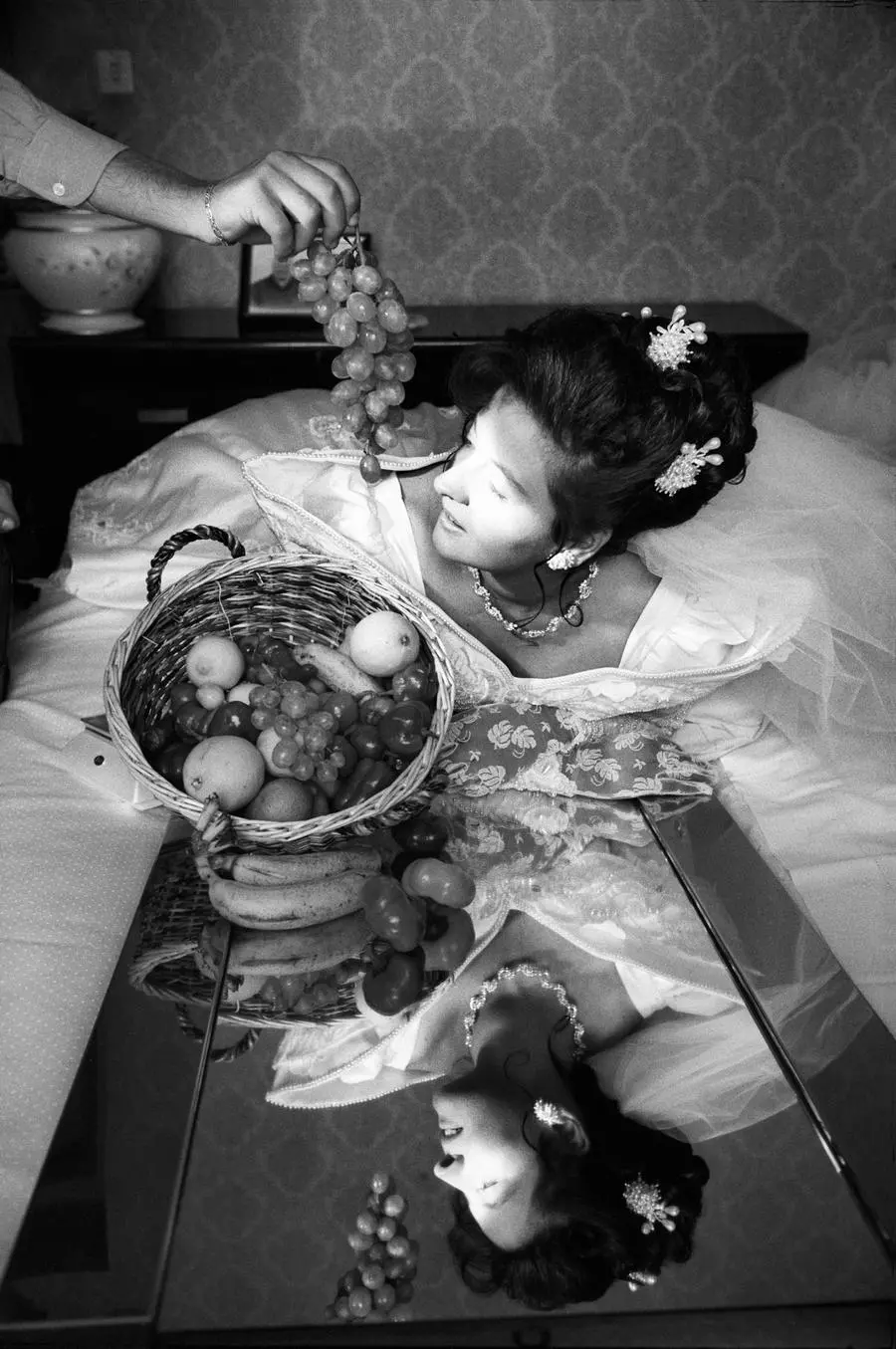 In the house of the bride a mirror and a fruit basket eg photographic copmposizione of one of the photos that will be attached to the album _ Nella casa della sposa uno specchio e un cesto di frutta pe la copmposizione fotografica di una delle foto che verrà allegata all'album