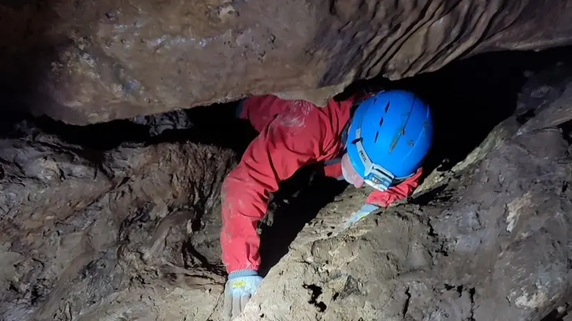 L'entomologo Petruzziello in una grotta