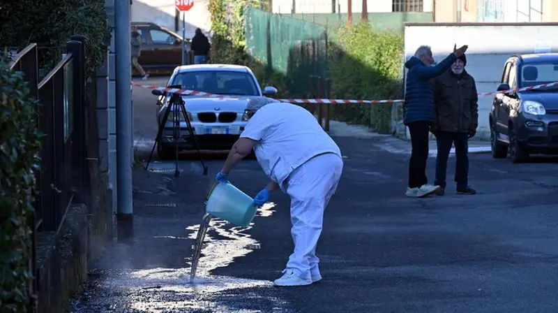 La pulizia dopo l'omicidio - Foto Gabriele Strada /Neg © www.giornaledibrescia.it