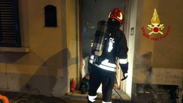 I Vigili del Fuoco di Prato sono interventi alle ore 23:15 circa nel Comune di Prato, Via Giovacchino Carradori, 22 per incendio abitazione in un terra tetto. L'evento ha interessato il locale soggiorno posto al piano terra. Non si lamentano feriti. Le cause sono in corso di accertamento. Sul posto i Carabinieri.