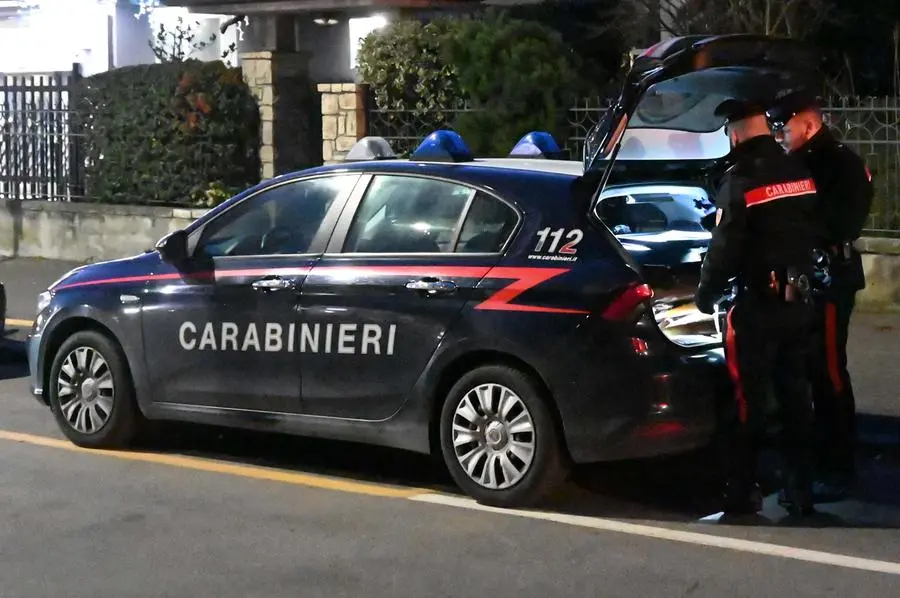 I carabinieri fuori dall'appartamento dove è rimasta ferita la bambina di tre anni