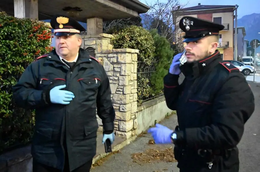 I carabinieri fuori dall'appartamento dove è rimasta ferita la bambina di tre anni