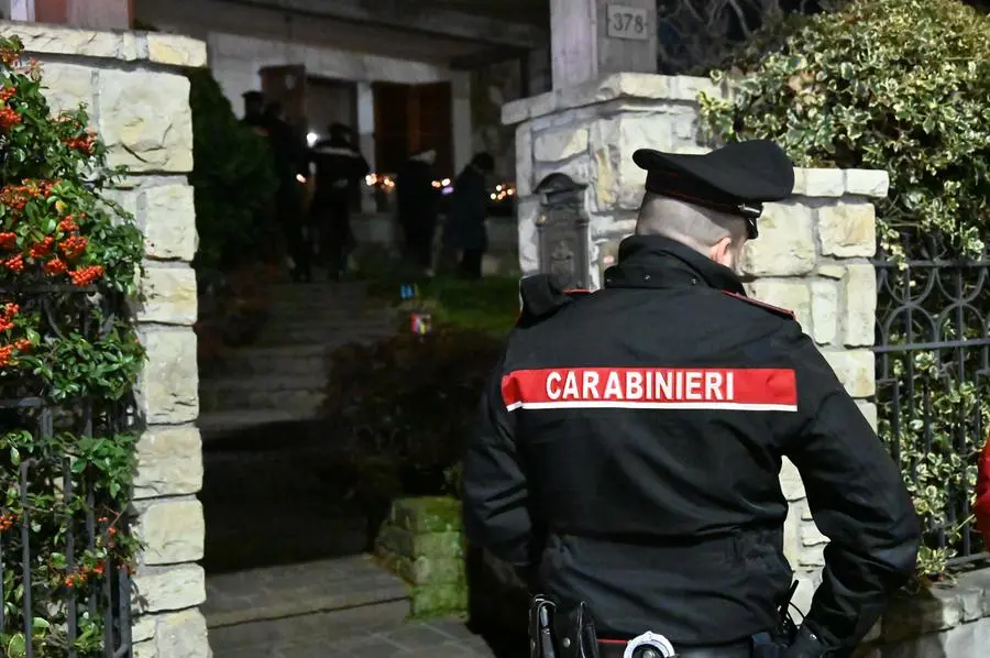 I carabinieri fuori dall'appartamento dove è rimasta ferita la bambina di tre anni