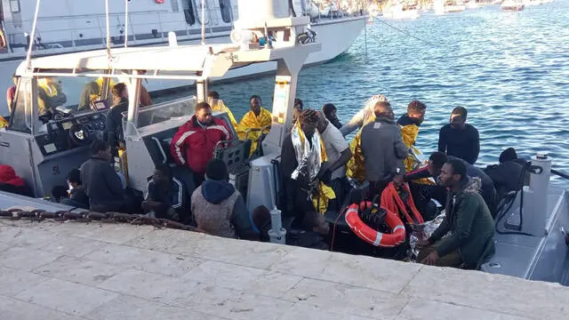 ++ Migranti: naufragio a largo di Lampedusa, morta bimba ++ ANSA / CONCETTA RIZZO (npk)