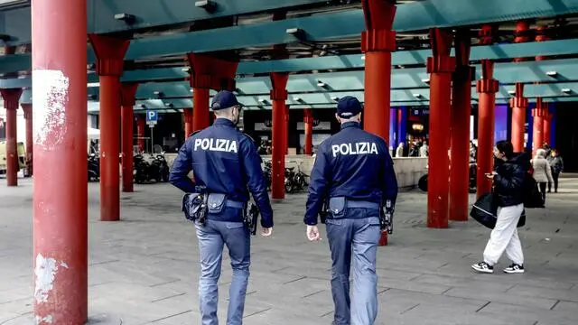 Agenti di polizia in pattugliamento fuori dalla stazione Cadorna a Milano, 6 novembre 2024. ANSA/MOURAD BALTI TOUATI