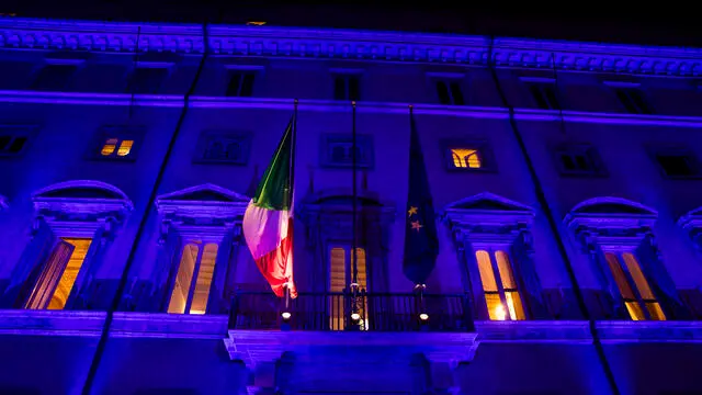 La facciata principale di Palazzo Chigi illuminata di colore blu per il World Wish Day, anniversario della fondazione internazionale Make-A-Wish, che realizza i desideri di bambini gravemente malati, Roma, 29 aprile 2024. ANSA/ANGELO CARCONI