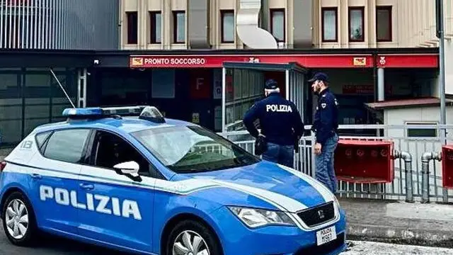 Pattuglia polizia davanti pronto soccorso ospedale Cannizzaro di Catania