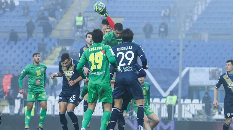 Un'uscita di Lezzerini contro la Carrarese - Foto New Reporter Comincini © www.giornaledibrescia.it