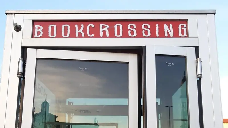 A Palazzolo è un'ex cabina telefonica a ospitare il punto libro - Foto Facebook