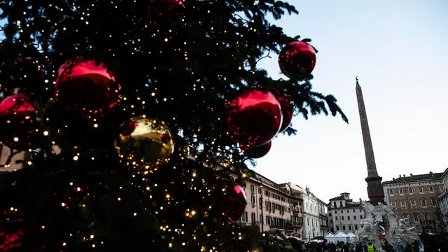 Piazza Navona allestita per le festività di Natale e della Befana, Roma, 20 dicembre 2024. ANSA/ANGELO CARCONI