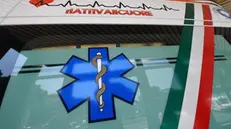 Un'ambulanza del 118 all'esterno del Pronto Soccorso dell'ospedale S.Martino di Genova, 1 agosto 2018. Si registra maggiore afflusso di pazienti ma nessuna criticita' particolare. ANSA/LUCA ZENNARO