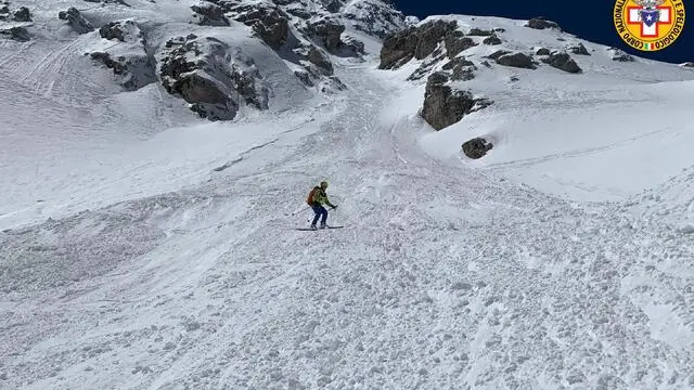 Una valanga si è staccata stamane dalla Tofana di Rozes, sopra Cortina, coinvolgendo alcuni scialpinisti, tra i quali una donna, travollta e trascinata dalla massa di neve. I soccorritori sono riusciti ad individuarla quasi subito, perchè è rimasta sempre fuori dalla neve, e l'hanno recuperata. Ora le stanno prestando le prime cure. La slavina si è staccata a circa 2.700 metri di quota, 200 metri sopra il Rifugio Giussani, 8 Maggio 2021. ANSA/US