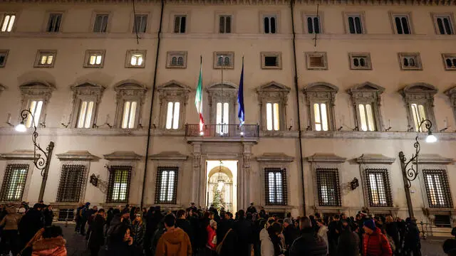 Turisti e curiosi fermi sotto Palazzo Chigi durante il vertice su Cecilia Sala, Roma, 2 Gennaio 2025. ANSA/GIUSEPPE LAMI