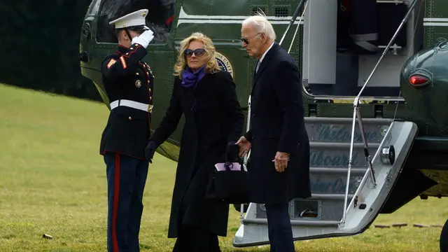 epa11802515 US President Joe Biden (R) and First Lady Dr Jill Biden return to the White House after arriving on Marine One in Washington, DC, USA, 02 January 2025. EPA/WILL OLIVER / POOL POOL