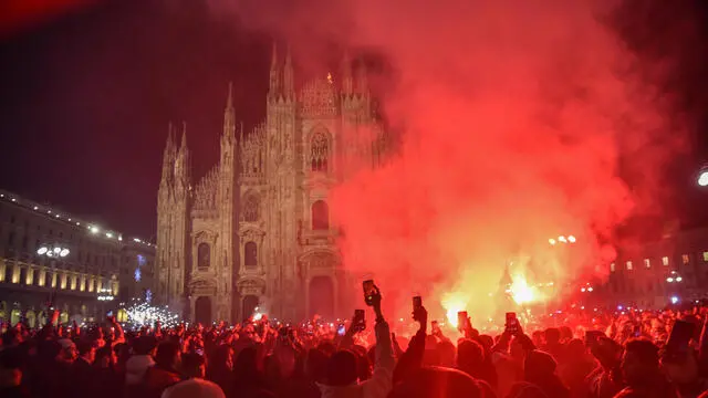 Festeggiamenti e controlli delle forze dell’ordine in piazza Duomo la sera di capodanno, Milano 31 Dicembre 2024 ANSA/MATTEO CORNER