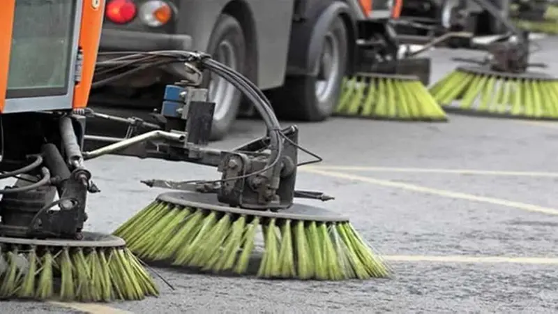 Macchine spazzolatrici al lavoro per garantire la pulizia e il decoro della città