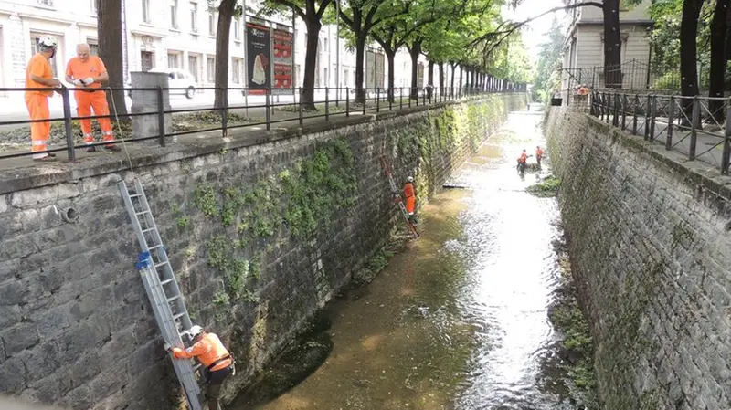 Una delle attività di Alpini e Protezione civile per pulire l'alveo del Garza - © www.giornaledibrescia.it