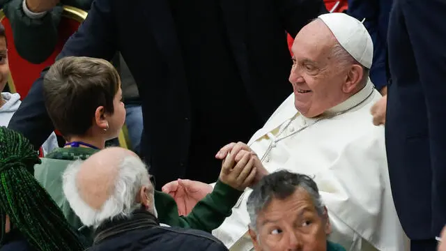 Pope Francis during a lunch with the poor in Paolo VI hall at the Vatican, Vatican City, 17 November 2024. ANSA/GIUSEPPE LAMI