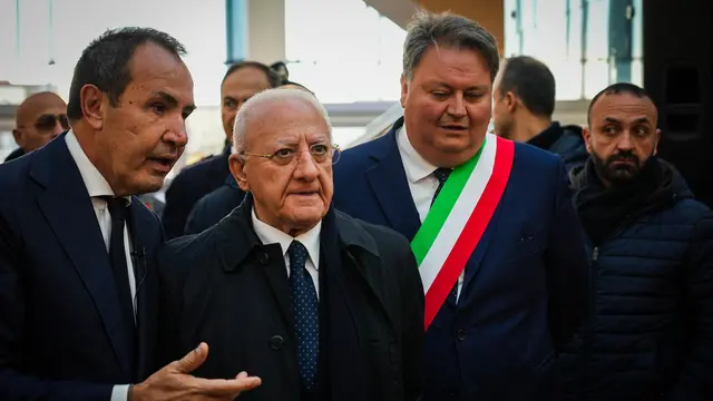 Il CEO di Maximall Paolo Negri (s), il presidente Vincenzo De Luca (C) ed il sindaco di Torre Annunziata Corrado Cuccurullo (d) all’ apertura centro commerciale Maximall a Torre Annunziata. Napoli 14 Dicembre2024 ANSA / CESARE ABBATE