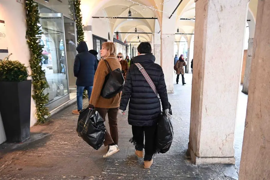 Primo giorno di saldi a Brescia