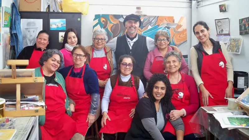 Enrico Rigosa con le detenute di un carcere peruviano © www.giornaledibrescia.it