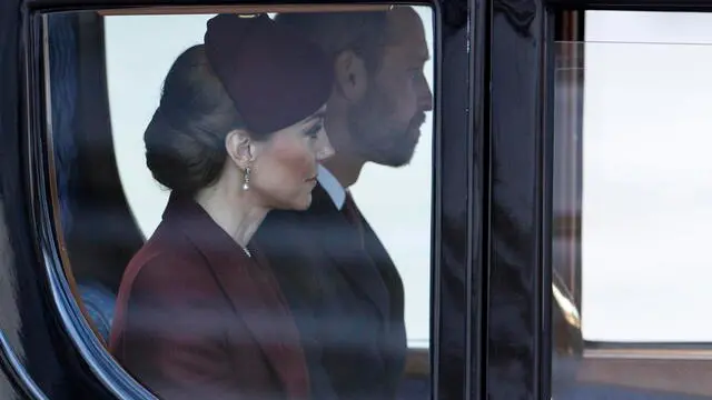 epa11754355 Britain's Catherine, Princess of Wales (L), and William, Prince of Wales (R), ride a carriage from Horse Guards Parade to Buckingham Palace during a Qatari state visit to the UK, in London, Britain, 03 December 2024. The emir of the State of Qatar and his wife make a state visit to the United Kingdom on 03 December and 04 December 2024. EPA/TOLGA AKMEN