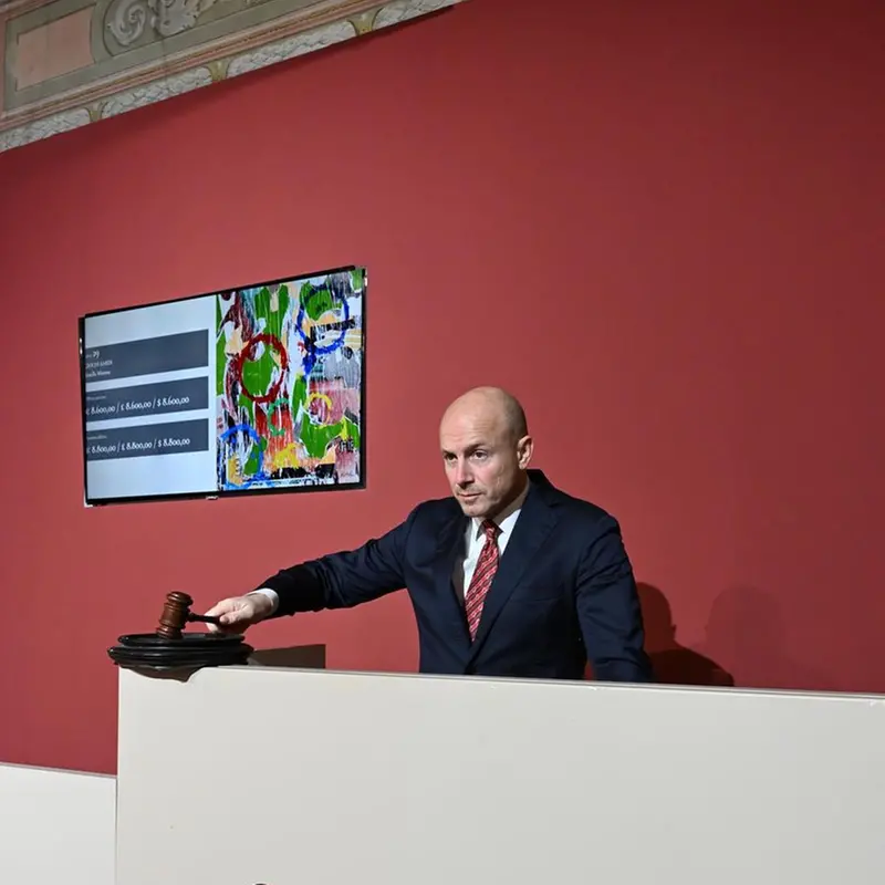 Il banditore batte il martelletto - Foto New Reporter Favretto © www.giornaledibrescia.it