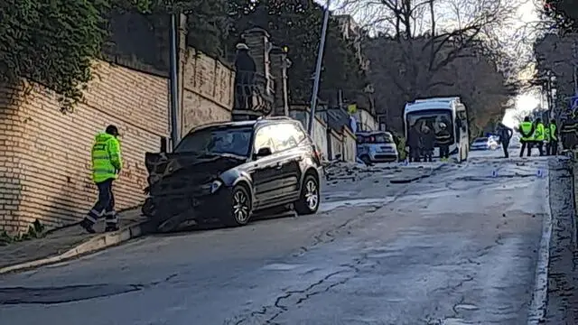 L'auto coinvolta nell'incidente che ha causato due vittime e provocato una mega-fuga di gas metano in Via Esino a Torrette di Ancona, 4 Gennaio 2025. ANSA/US VVFF