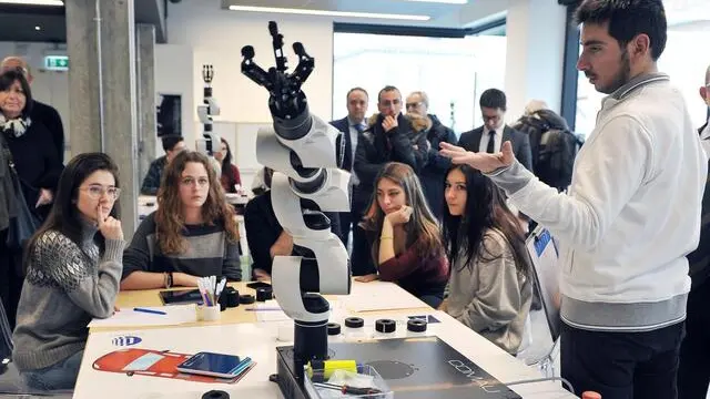Un momento dell'inaugurazione del laboratorio didattico "Combo" della Fondazione Agnelli, Torino, 12 gennaio 2018. Un laboratorio didattico aperto agli studenti e ai docenti di tutte le scuole di Torino e del Piemonte: lo ha progettato la Fondazione Agnelli, in collaborazione con Comau e a breve con Google, nell'ambito di un protocollo d'intesa con l'Ufficio Scolastico Regionale del Piemonte. In tutto verranno coinvolti 2.500 studenti all'anno: nella prima fase le iscrizioni si sono esaurite in quattro giorni, il 18 gennaio partiranno quelle per la seconda fase. ANSA/ANTONINO DI MARCO