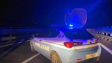 Una volante di polizia sul luogo dell'incidente stradale avvenuto nei pressi dell'uscita di Potenza est del raccordo autostradale Potenza-Sicignano, 13 ottobre 2024. E' di tre morti il bilancio. tifosi del Foggia, che erano stati a Potenza per assistere alla partita del girone C della serie C di calcio. ANSA/FRANCESCO CUTRO