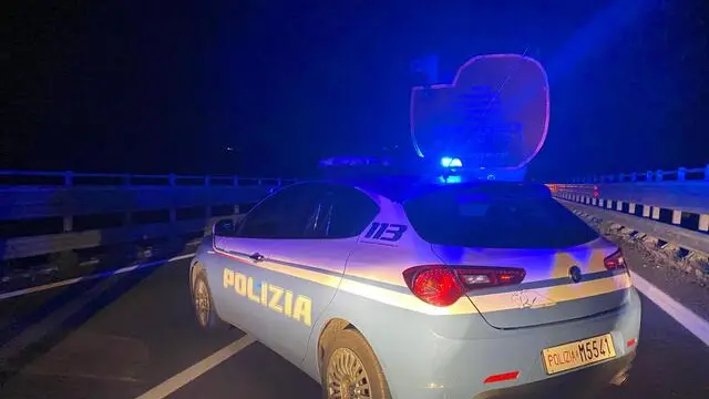 Una volante di polizia sul luogo dell'incidente stradale avvenuto nei pressi dell'uscita di Potenza est del raccordo autostradale Potenza-Sicignano, 13 ottobre 2024. E' di tre morti il bilancio. tifosi del Foggia, che erano stati a Potenza per assistere alla partita del girone C della serie C di calcio. ANSA/FRANCESCO CUTRO