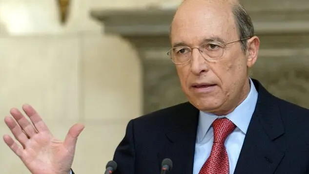 Greek Prime Minister Costas Simitis gestures during his address announcing the changes in the rulling PASOK party and the 2004 election date, Wednesday 07 January 2004 in Athens. Simitis announced he is stepping down as the head of the ruling socialist party to allow his new succesor lead PASOK to the earlier elections now set for Sunday 07 March. Minister of Foreign Affairs, Giorgos Papandreou (51), is the only candidate to succeed Simitis as the head of the ruling party. EPA/LOUISA GOULIAMAKI