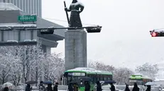 epa11744857 People commute to work through Gwanghwamun Square in Seoul, South Korea, 28 November 2024, the second day of heavy snowfall. EPA/YONHAP SOUTH KOREA OUT