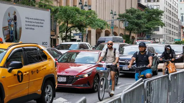 epa11392379 Cars and bicyclists navigate traffic on 2nd Avenue in New York, New York, USA, 05 June 2024. New York Governor Kathy Hochul announced that she is indefinitely pausing New York City's latest congestion pricing plan that was set to begin 30 June, citing economic recovery concerns. EPA/SARAH YENESEL