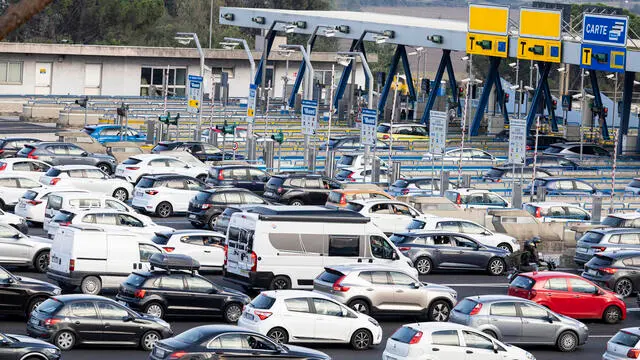 Traffico di rientro dalle ferie al casello di Fiano Romano. Roma 27 agosto 2023 ANSA/MASSIMO PERCOSSI