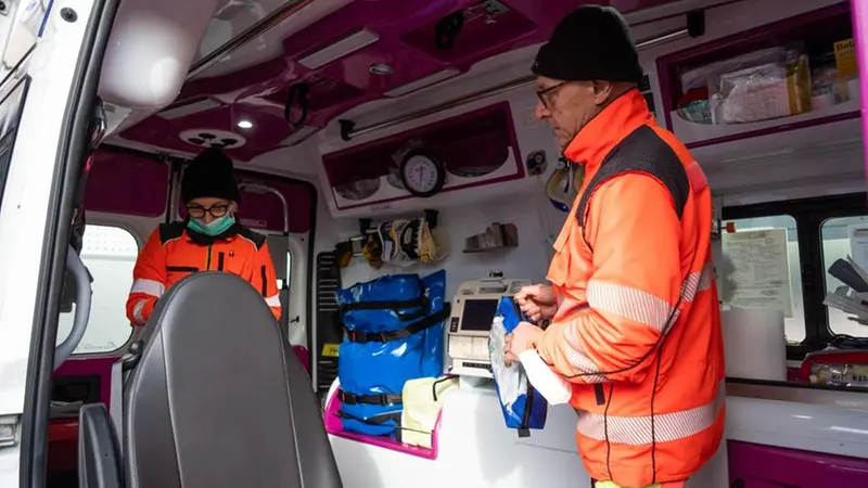 Volontari attivi su un'ambulanza © www.giornaledibrescia.it