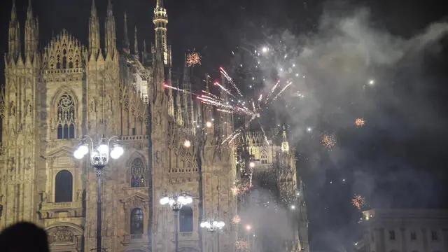 Festeggiamenti e controlli delle forze dell’ordine in piazza Duomo la sera di capodanno, Milano 31 Dicembre 2024 ANSA/MATTEO CORNER